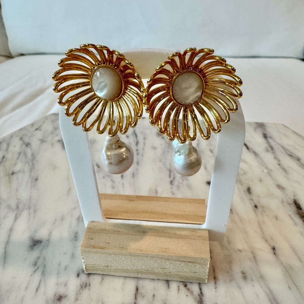 Gold the Met X Lele Renoir Daisy Earrings